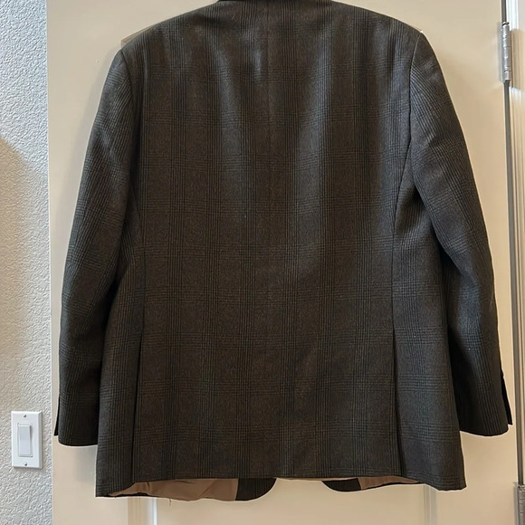 Izod Men’s blazer. Black and brown. Tan interior. 2 buttons. Size 44R. EUC - Picture 3 of 8